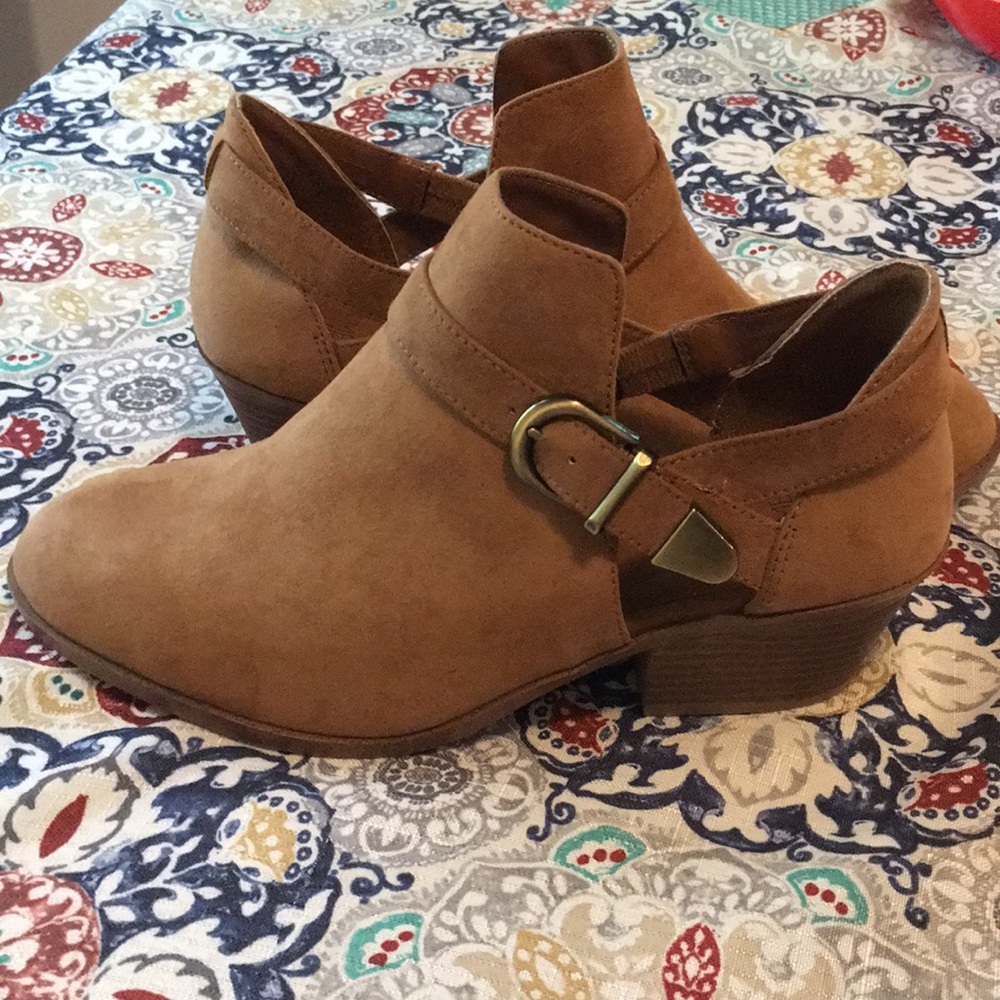 Time Tru 7 1/2W Brown Suede Boots Buckle Heel